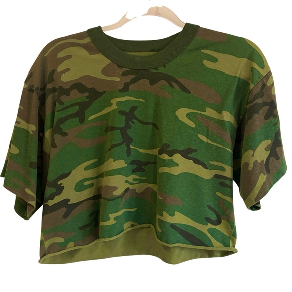 ✨bundle for $3✨camo crop top - Picture 5 of 6